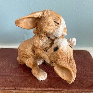 Adorable Italian castagna kissing bunnies Tan Rabbit Figurine